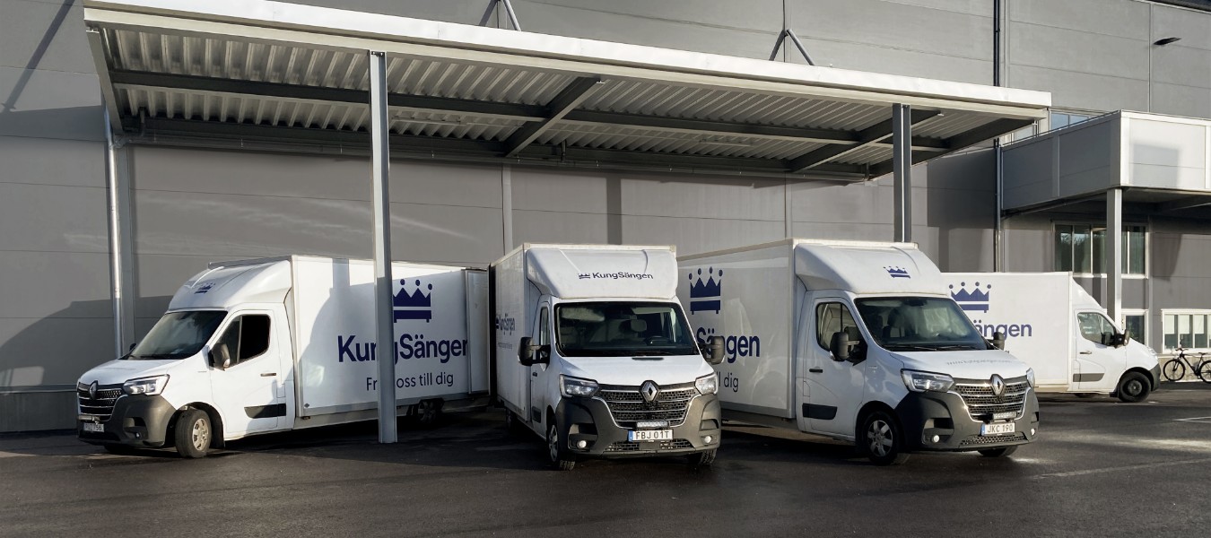 Kungsängens egna lastbilar som står utanför fabrik